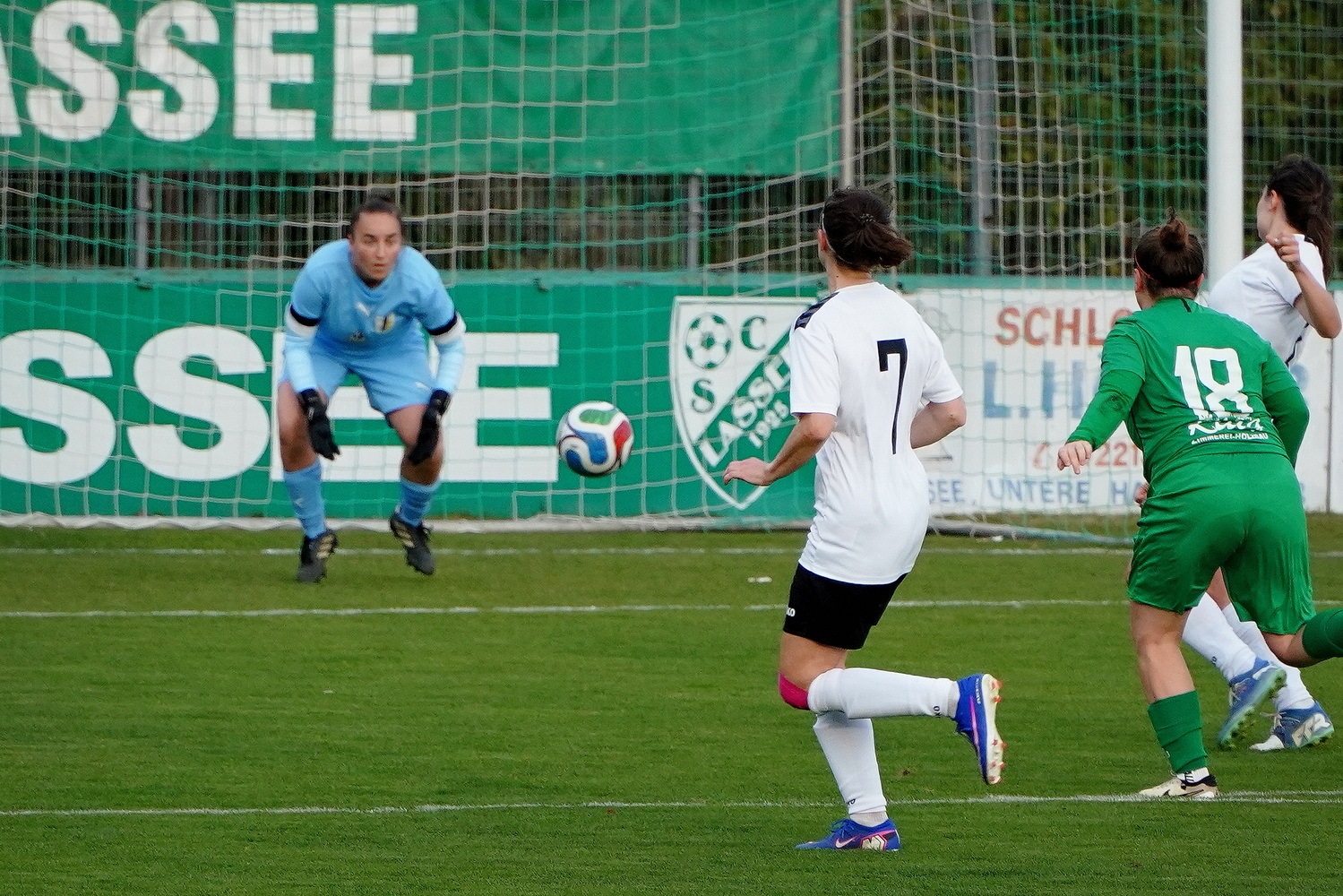 Frauenfusball-Lassee-51
