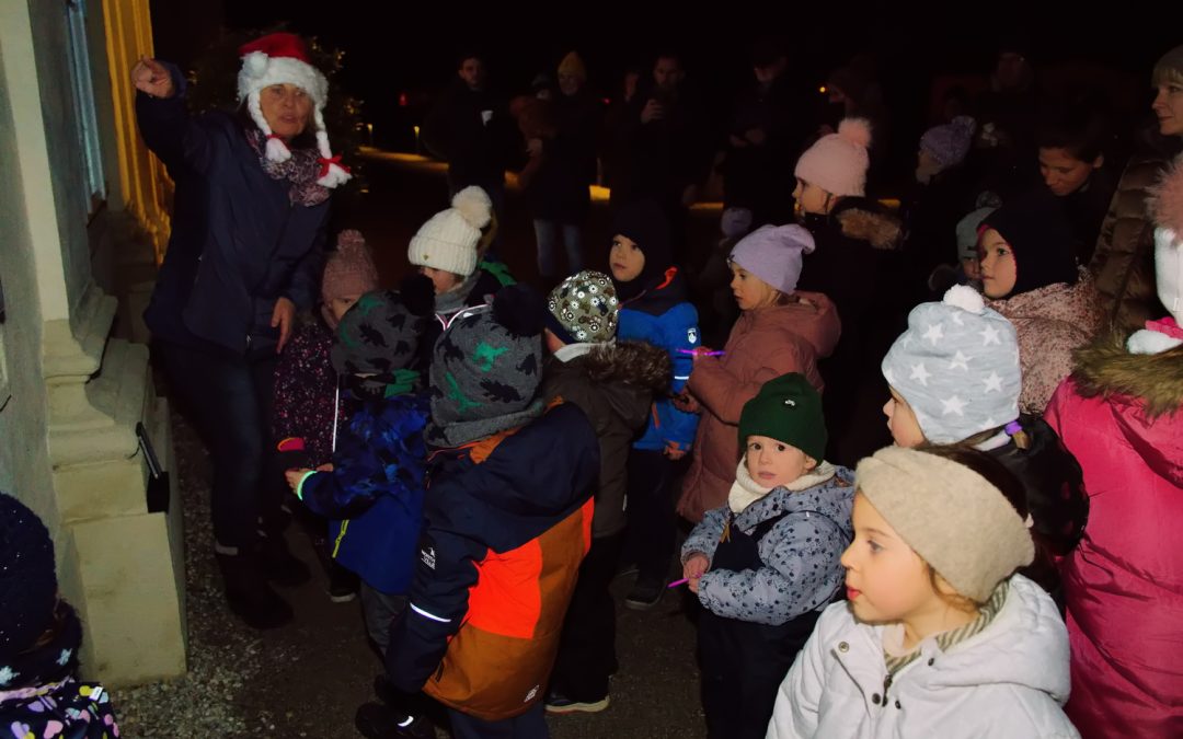 Kindergarten Breitensee öffnet das 14. Adventkalenderfenster
