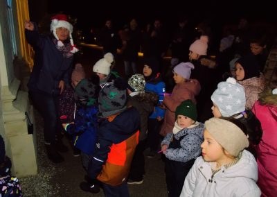 Kindergarten Breitensee öffnet das 14. Adventkalenderfenster