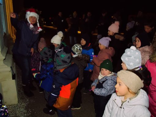 Kindergarten Breitensee öffnet das 14. Adventkalenderfenster