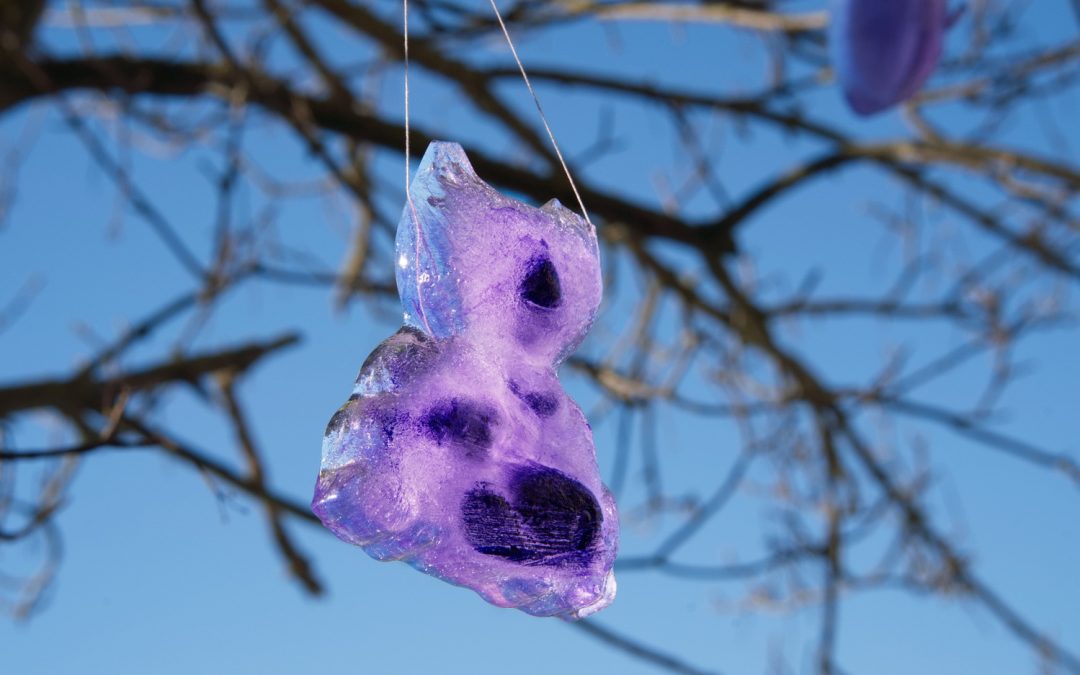 Eisfigürchen am Kindergartenbaum