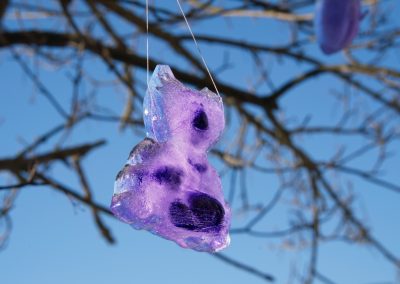 Eisfigürchen am Kindergartenbaum