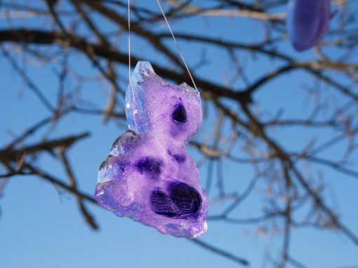 Eisfigürchen am Kindergartenbaum
