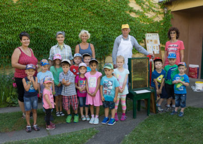 Kindergarten Marchegg Bahnhof besucht die Bienen