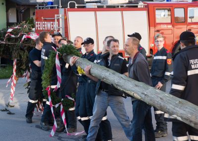Maibaum aufstellen
