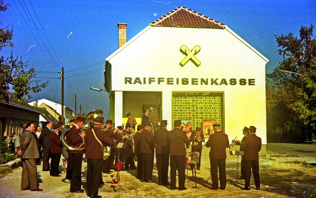 alt Eröffnung Raiffeisenkasse 1975
